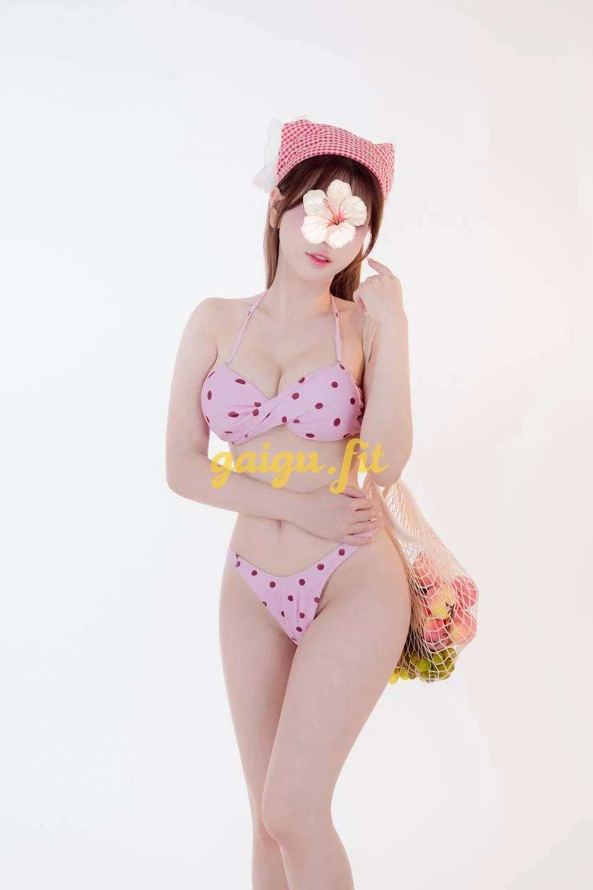 Bé xoài em xinh tươi ngoan chiều khách