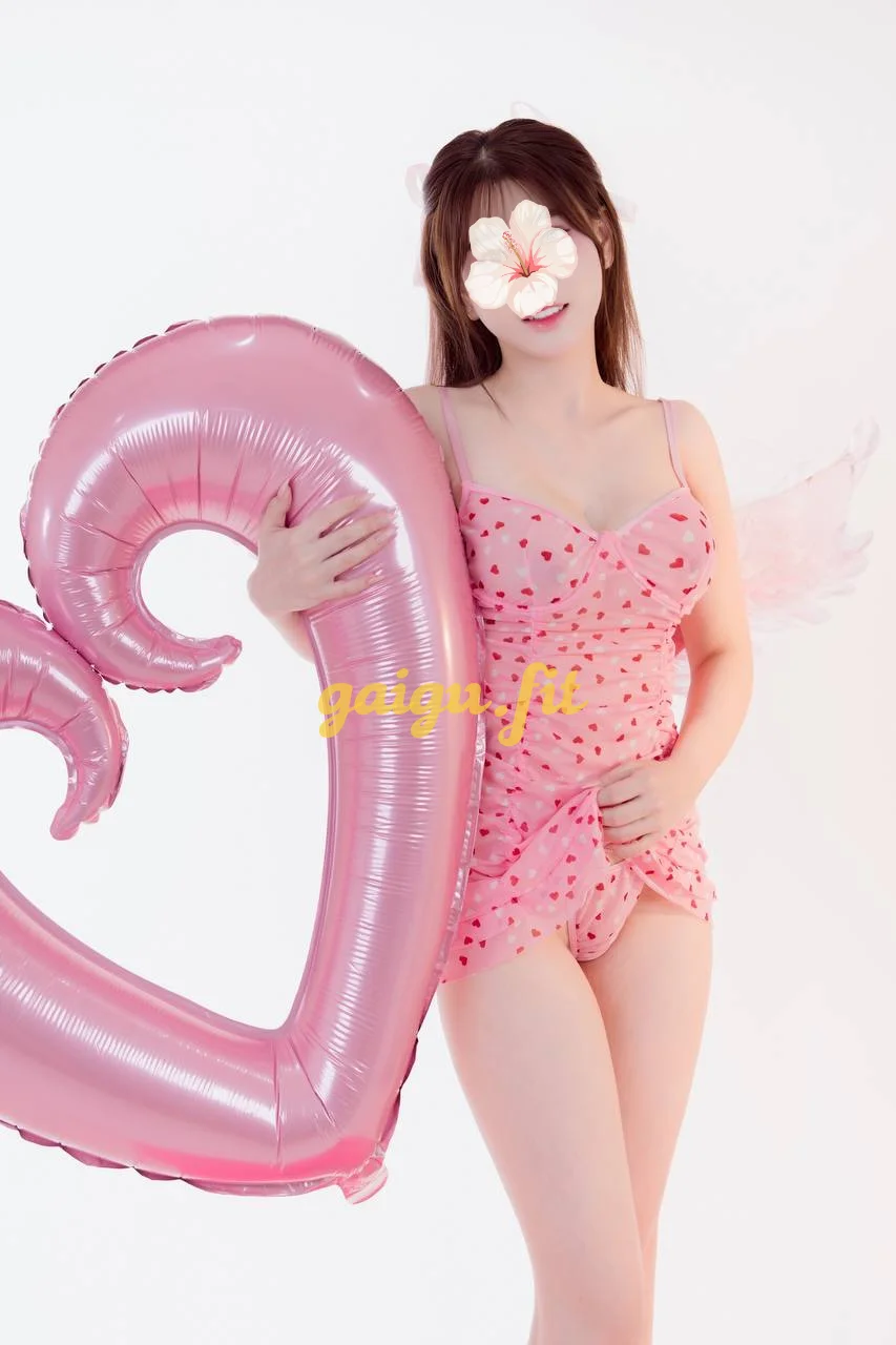 Bé xoài em xinh tươi ngoan chiều khách