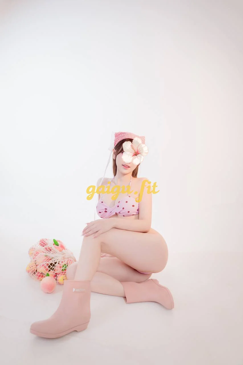 Bé xoài em xinh tươi ngoan chiều khách