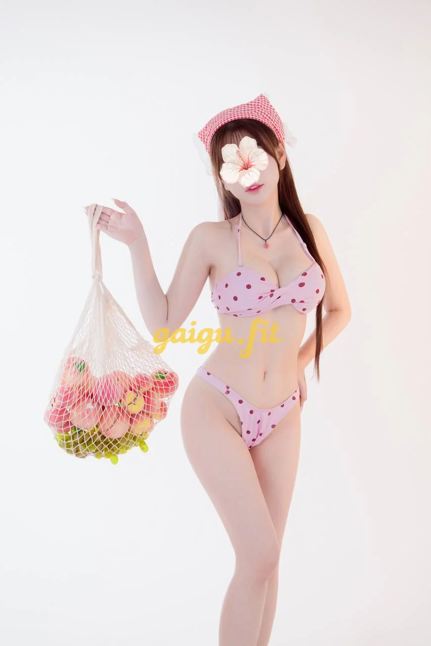 Bé xoài em xinh tươi ngoan chiều khách