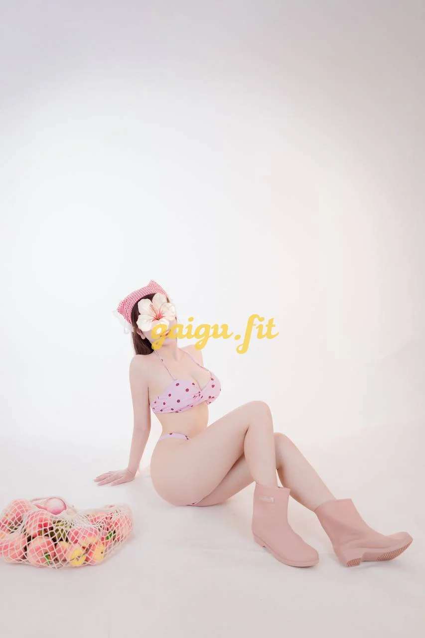 Bé xoài em xinh tươi ngoan chiều khách
