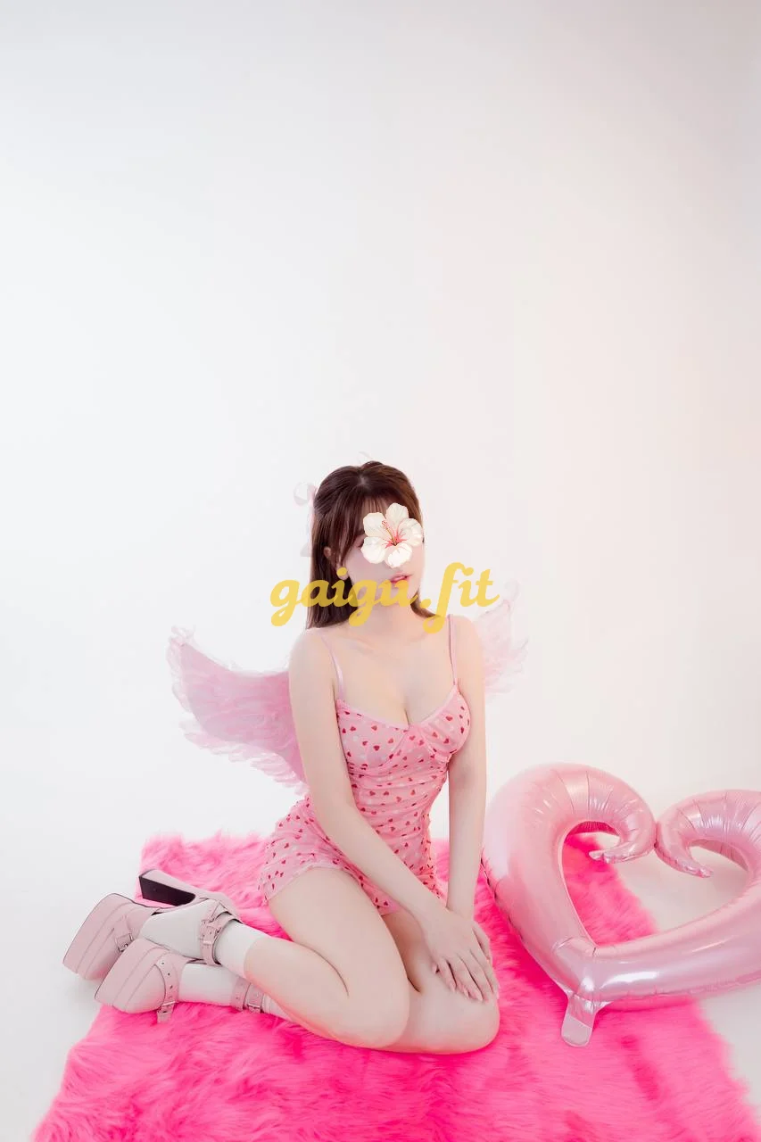Bé xoài em xinh tươi ngoan chiều khách