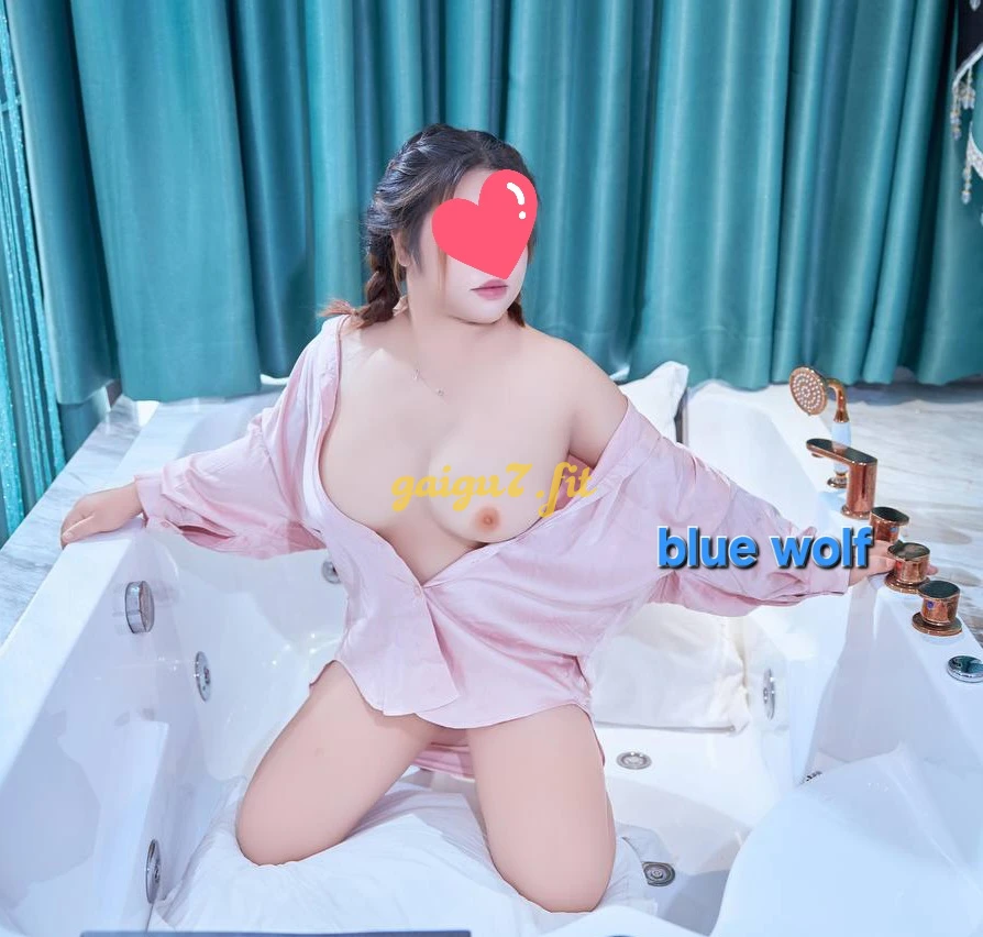 Bé Na_siêu cấp mông, vú căng đầy tràn bàn tay. Xoa bóp sướng tay