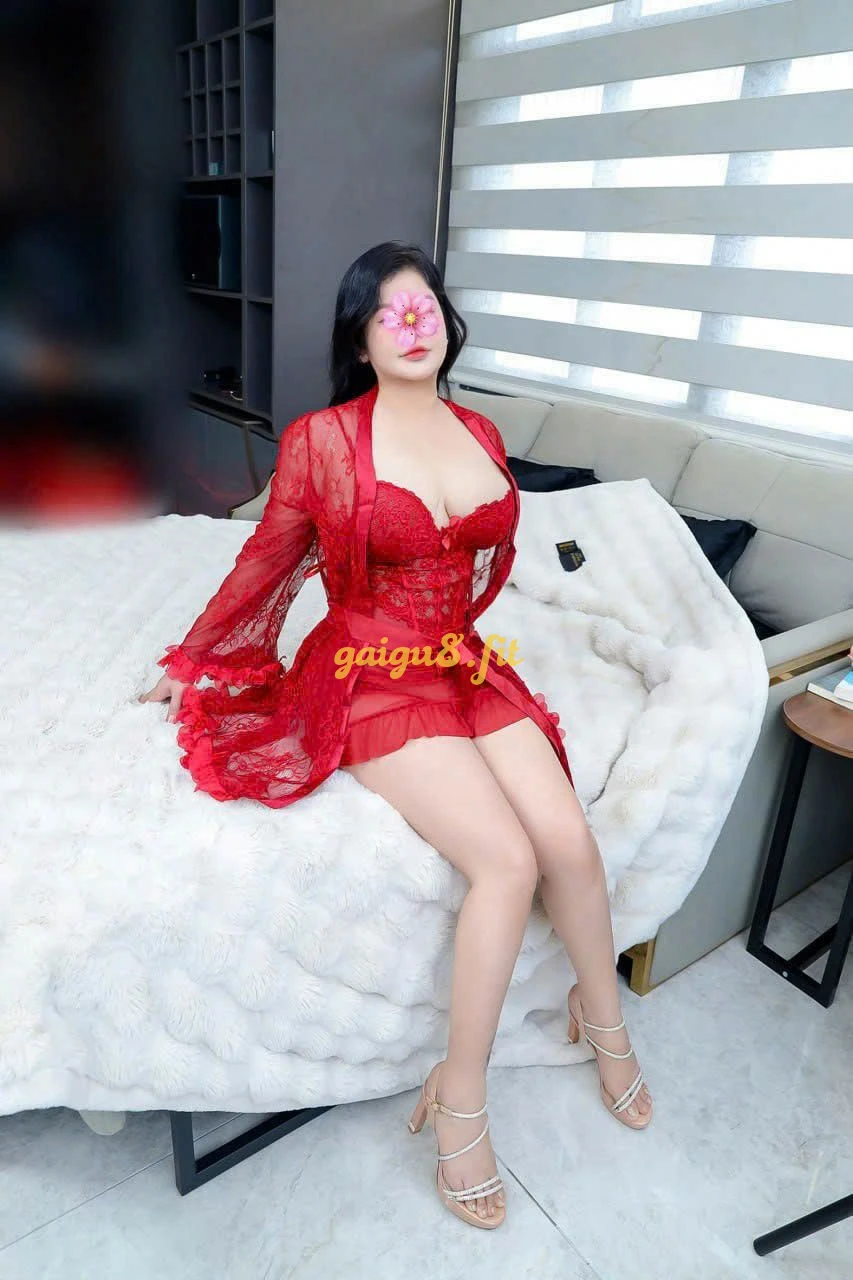Diệp Anh- Ngực khủng, cực dâm và chiều khách