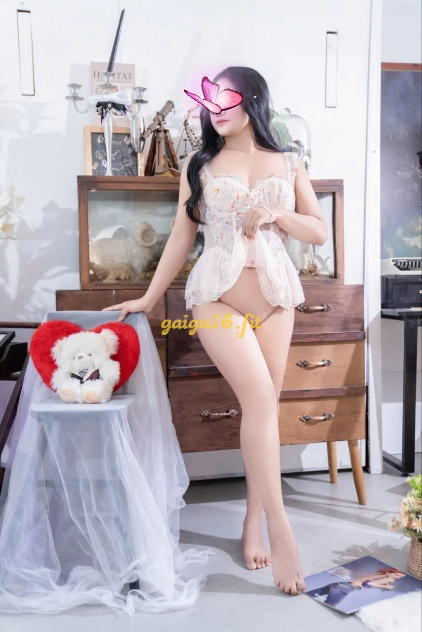 Ngân Khánh_ Gái ngoan chiều khách, làm tình giỏi