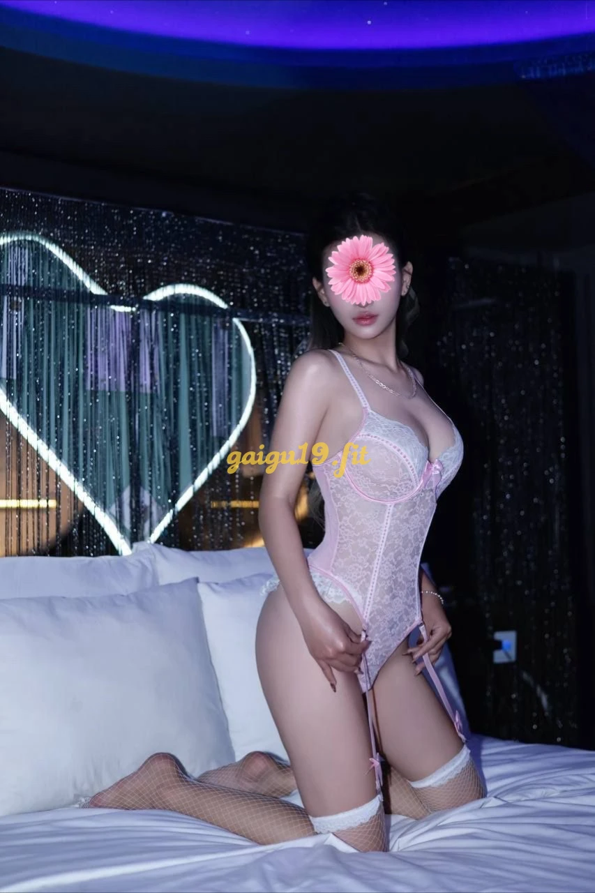 PÉ TRINH,DÁNG CAO, VÚ BƯỚM NGON, YÊU CHIỀU KHÁCH