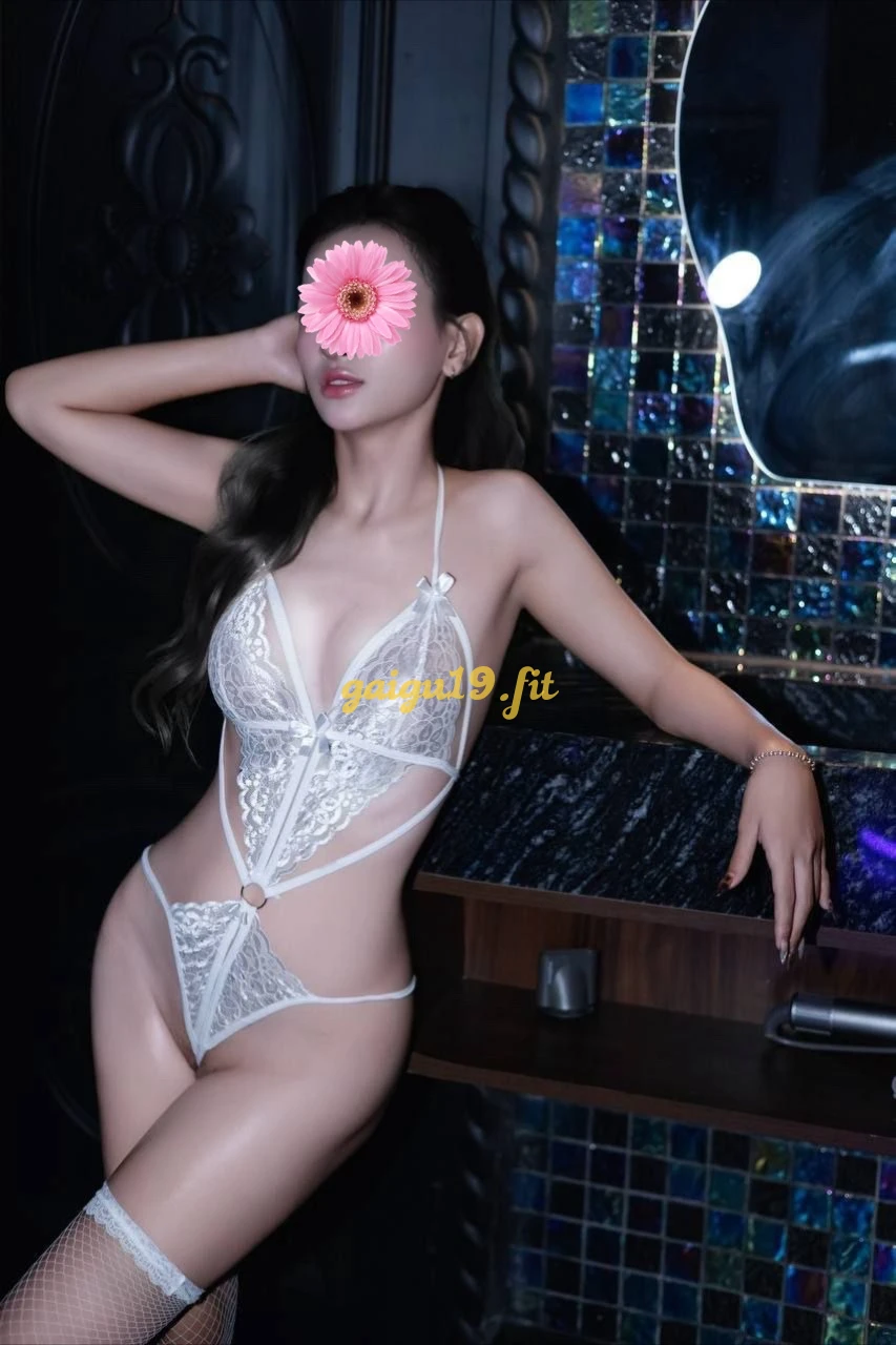 PÉ TRINH,DÁNG CAO, VÚ BƯỚM NGON, YÊU CHIỀU KHÁCH