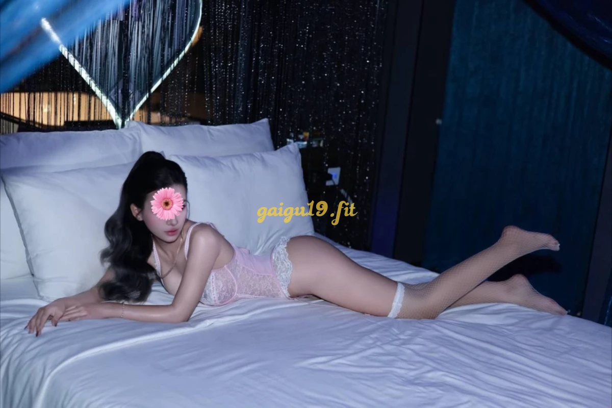 PÉ TRINH,DÁNG CAO, VÚ BƯỚM NGON, YÊU CHIỀU KHÁCH