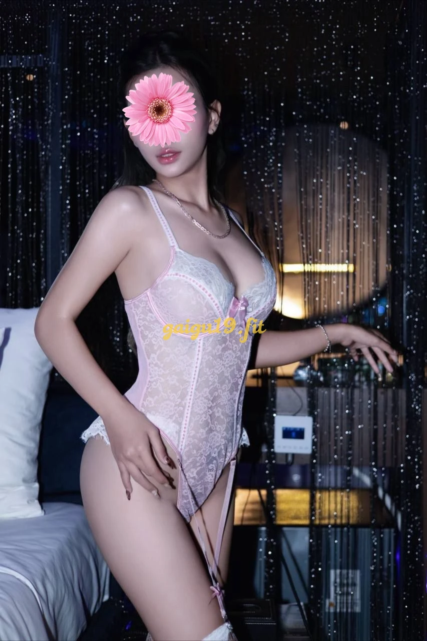 PÉ TRINH,DÁNG CAO, VÚ BƯỚM NGON, YÊU CHIỀU KHÁCH