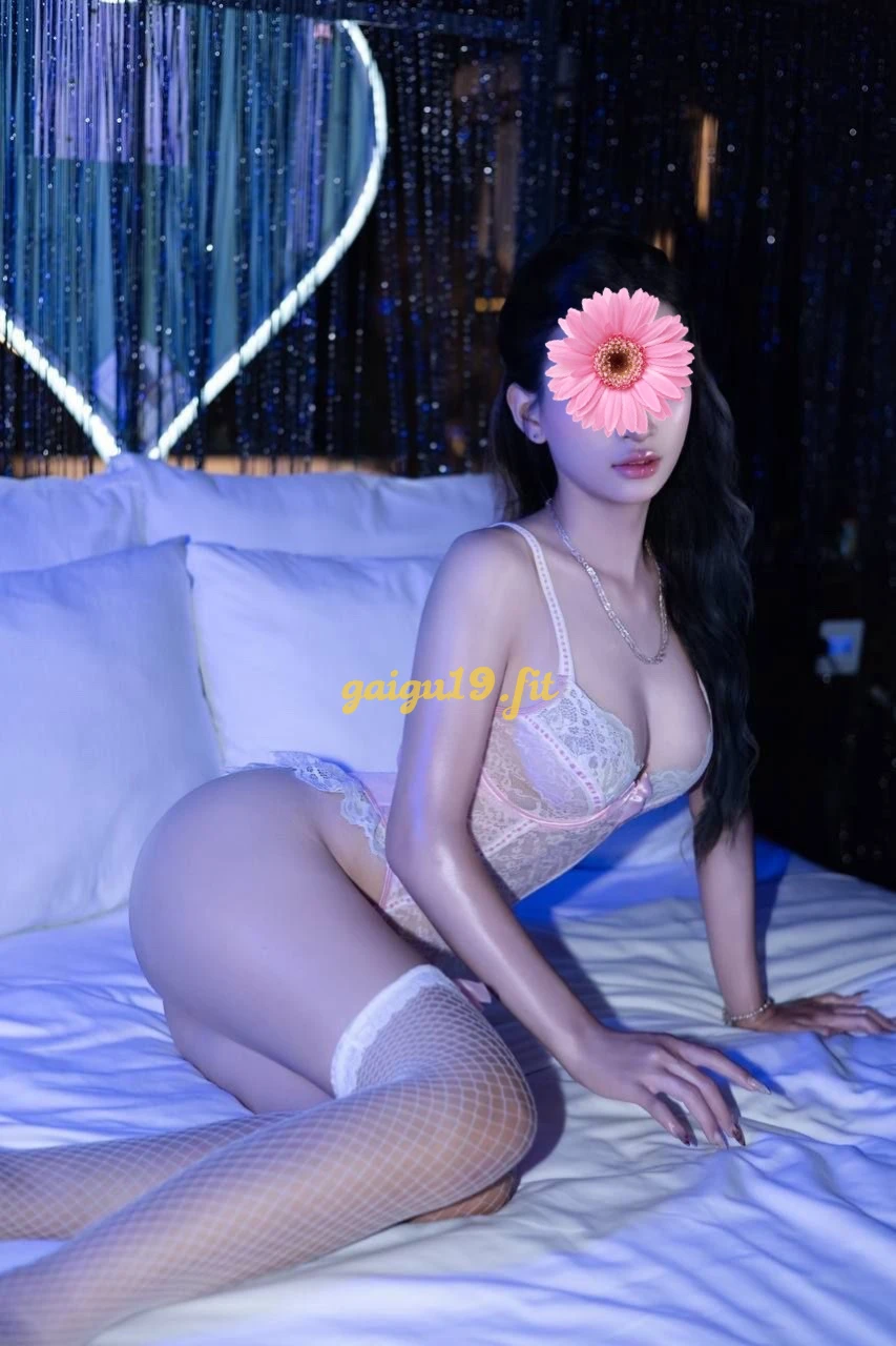 PÉ TRINH,DÁNG CAO, VÚ BƯỚM NGON, YÊU CHIỀU KHÁCH