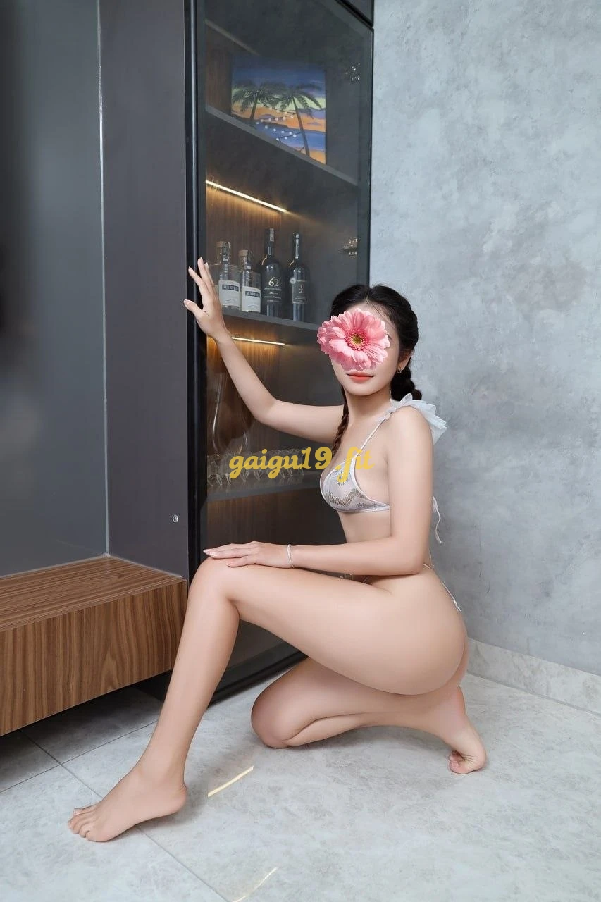 BÉ NGỌC NHI CUTE XINH SIÊU PHẨM LÀM TÌNH BÚ LIÊM CU VÀ SÁNG TẠO TƯ THẾ RẤT DÂM CHIỀU KHÁCH PHỤC VỤ N