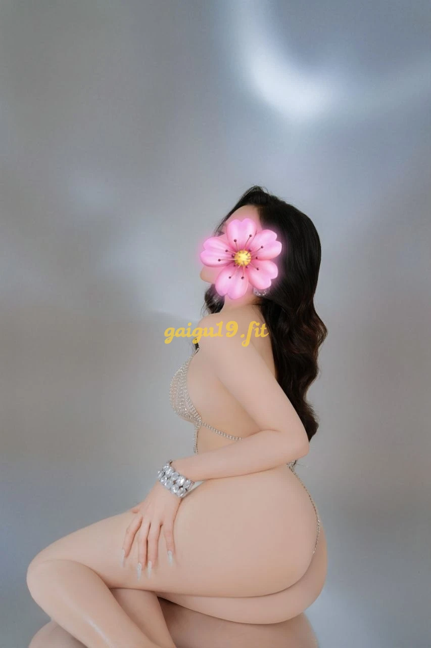 Thùy Linh - Cô Bé Mẫu Ảnh Siêu Phẩm Body Nuột Nà Bóng Loáng