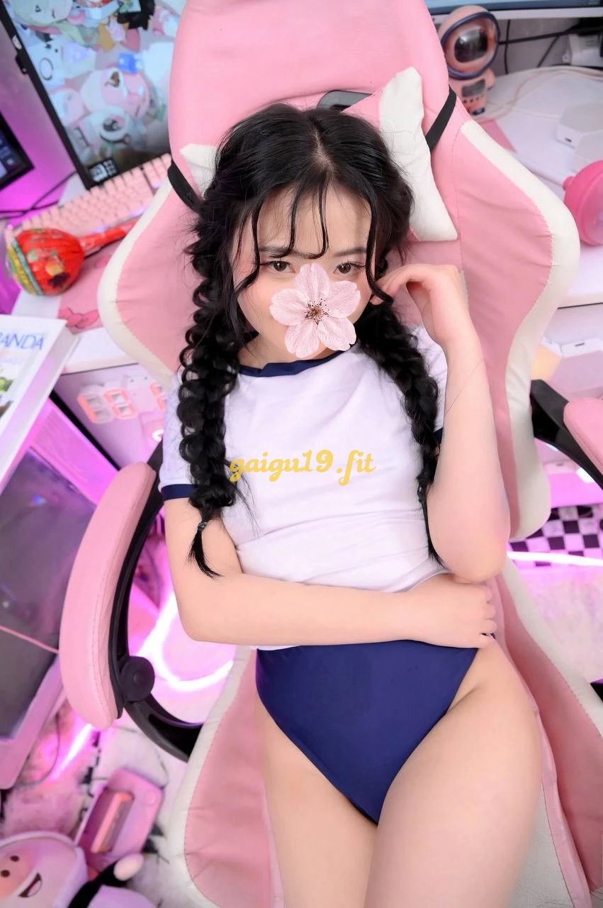 New bé kẹo dâm đãng bím múp cực chiều khách